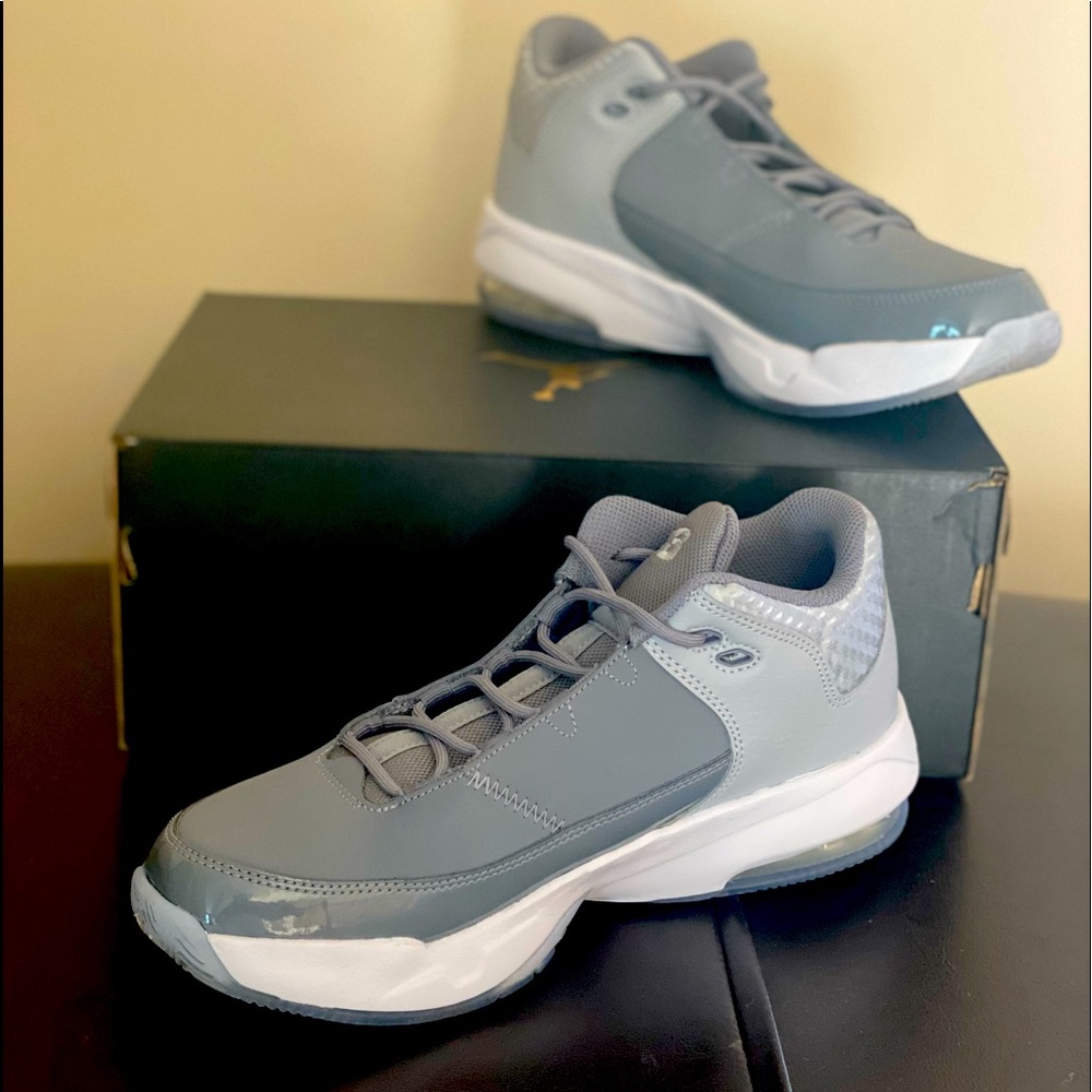 Jordan Max Aura 3 Grey & White